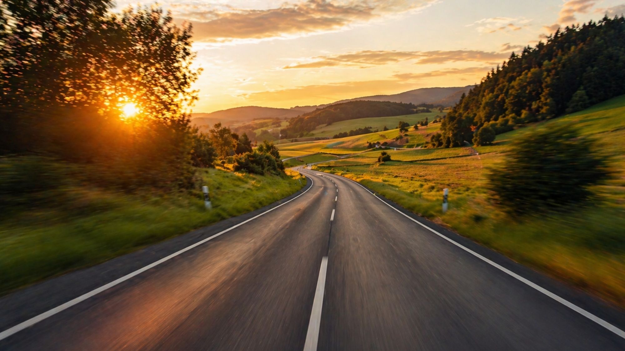 Straße im Sonnenuntergang als Symbol für Wachstum und Entwicklung im Marketing